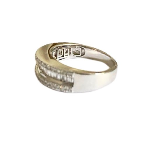 Bague 48 Bague de style contemporain en or blanc et diamants 58 Facettes Q329B