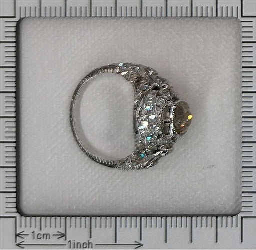 Bague 53 Bague édouardienne en platine avec diamant jaune fantaisie – Un écho dentelé à l'élégance des années 1920 58 Facettes 25115-0280