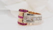 Bague Bague des années 40 en or, diamants et pierres rouges calibrées 58 Facettes 28082