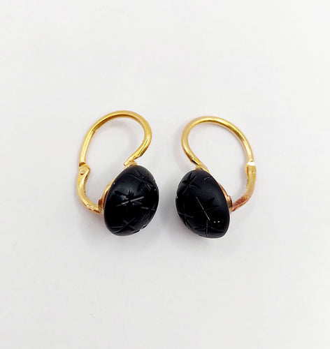 Boucles d'oreilles Dormeuses antique or 18k cabochon de jais gravé d'étoiles (circa 1900) 58 Facettes A06201