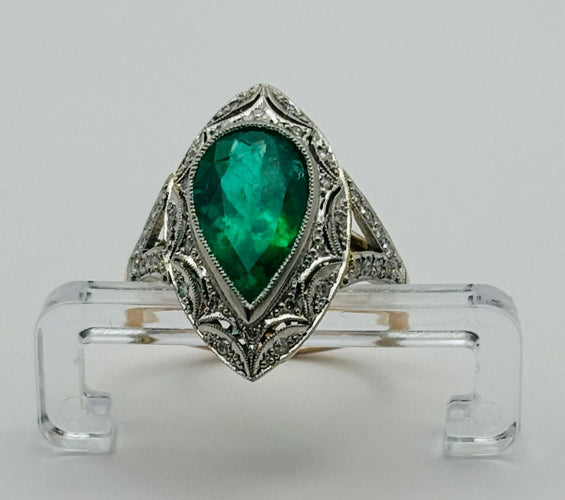 Bague Bague en or blanc et platine, émeraude naturelle en forme de poire sertie de diamants. 58 Facettes 50160
