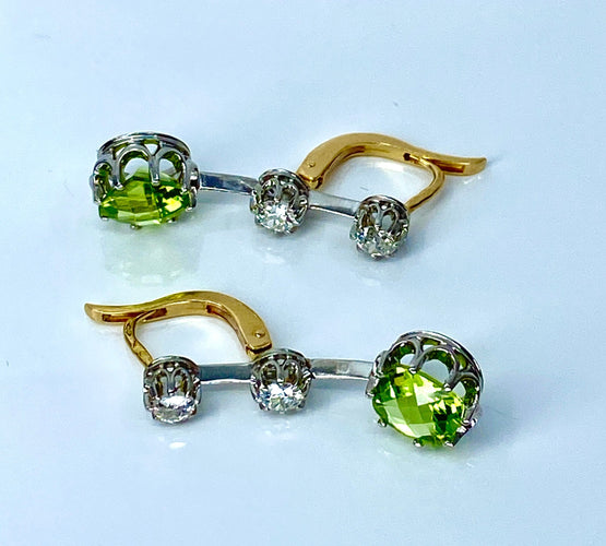 Boucles d'oreilles Paire de boucles d’oreilles en or jaune 18 carats et platine, diamants et peridots 58 Facettes AB500