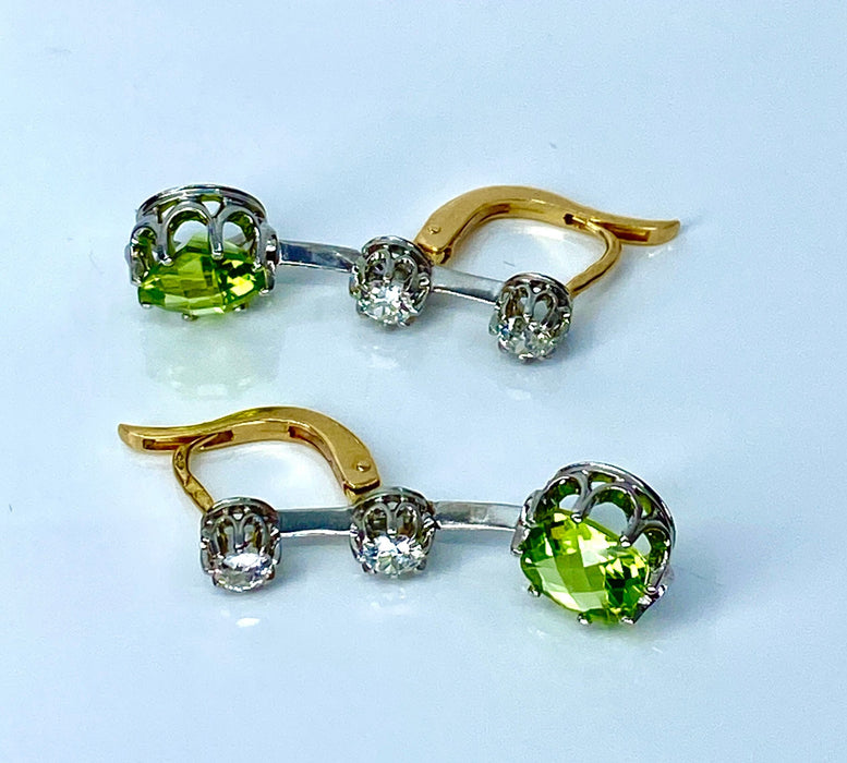 Boucles d'oreilles Paire de boucles d’oreilles en or jaune 18 carats et platine, diamants et peridots 58 Facettes AB500