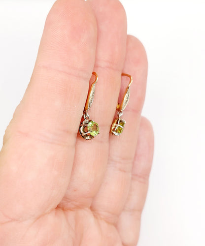 Boucles d'oreilles Dormeuses antique or jaune péridot en serti griffes 58 Facettes A05288