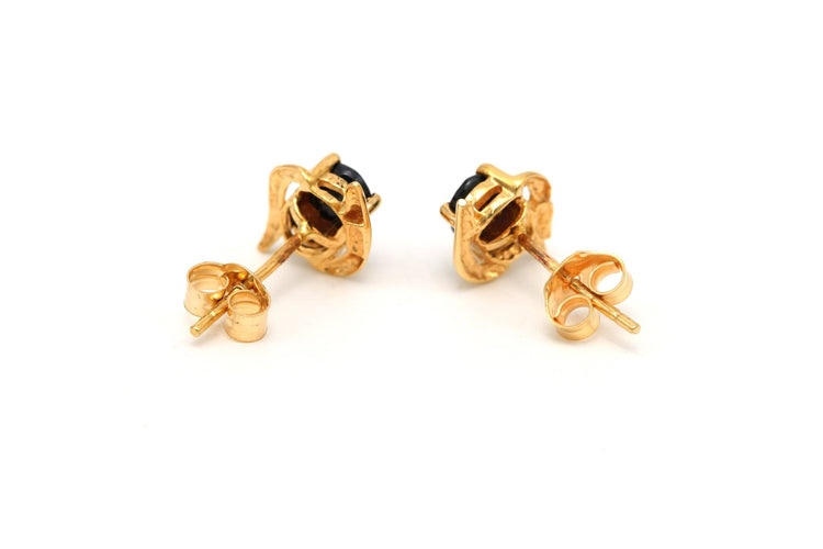 Boucles d'oreilles Boucles d'oreilles contemporaine en or jaune 18 carats serties de saphirs 58 Facettes B669