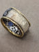 56 Bague vintage florentine sculptée en or blanc et jaune, saphir et diamants 58 Facettes