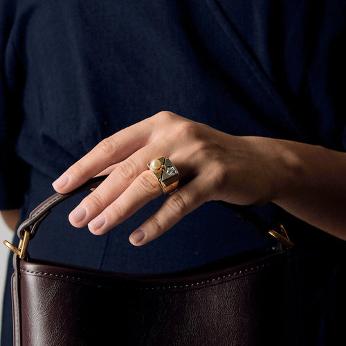 Bague 54,5 Bague de type chevalière en or jaune, or blanc, perle de culture blanche et diamant 58 Facettes TOU1577