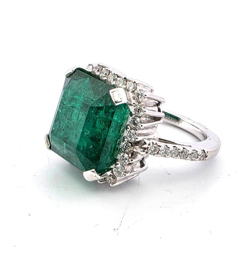 Bague 48 Bague en or blanc avec émeraudes et diamants 58 Facettes