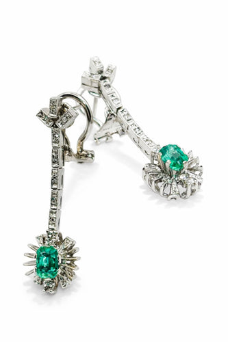 Boucles d'oreilles Longues boucles d'oreilles en or blanc ornées d'émeraudes et de diamants 58 Facettes 50274