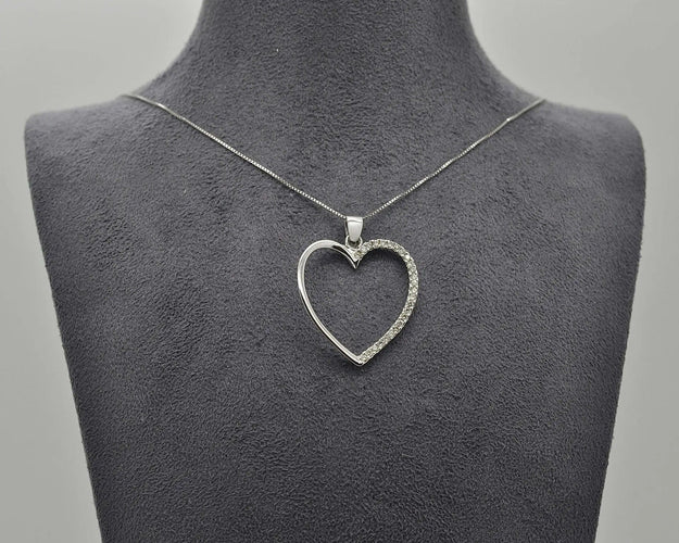 Collier Collier en or blanc 18 carats avec pendentif cœur et diamants naturels de 0,38 carat 58 Facettes 10433