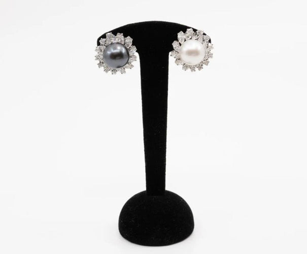 Boucles d'oreilles Clips d'oreilles perles de culture blanche et grises, diamants taille navette 58 Facettes 248467