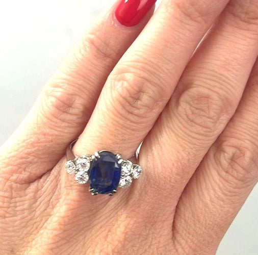 Bague 56 Bague en or blanc 18 carats ornée d'un saphir naturel de Birmanie et de diamants 58 Facettes