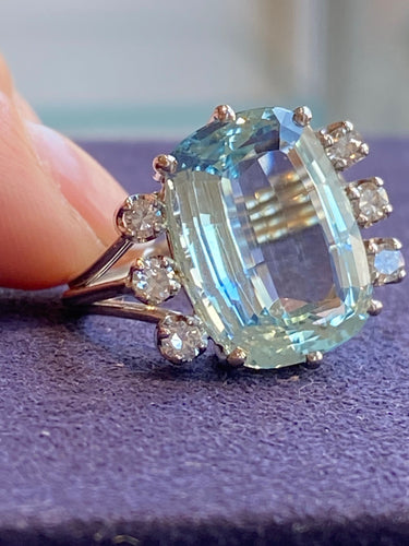 Bague 54 Bague cocktail en or gris ornée d'une aigue-marine et diamants 58 Facettes