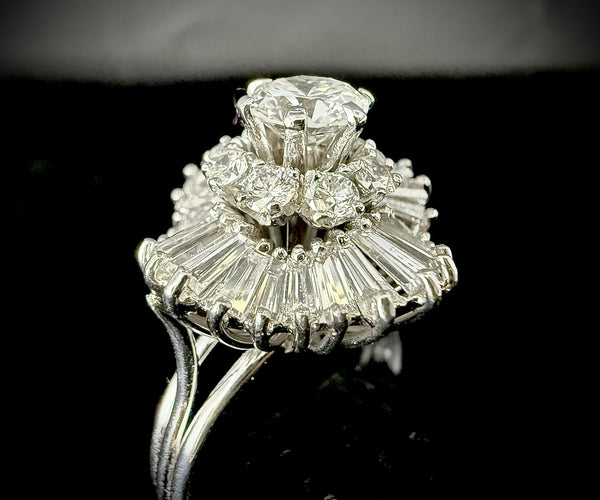 Bague jupe or blanc, diamant de 0,80 carat VS et 4,28 carats d'entourage diamant