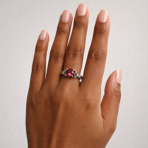 Bague en or blanc de style vintage avec tourmaline ovale et péridots.