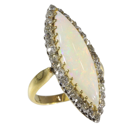 Bague 55 L'élégance victorienne : le chef-d'œuvre de la bague en opale et diamant de 1880 58 Facettes 16054-0031