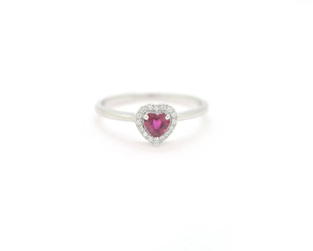 Bague en or blanc avec un rubis en forme de cœur de 0,25 ct et des diamants tout autour