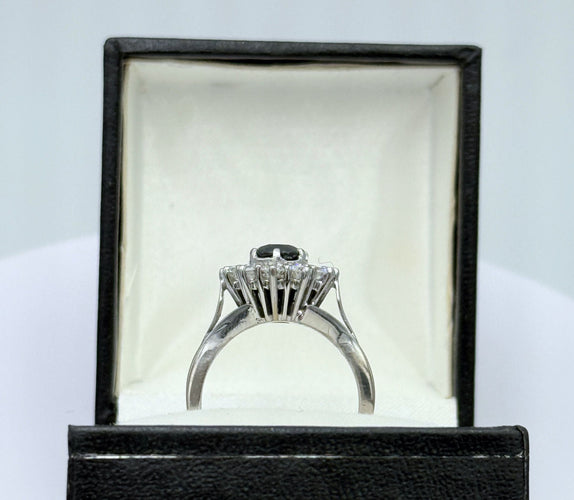 Bague 57 Bague pompadour en or gris, saphir, diamants 58 Facettes