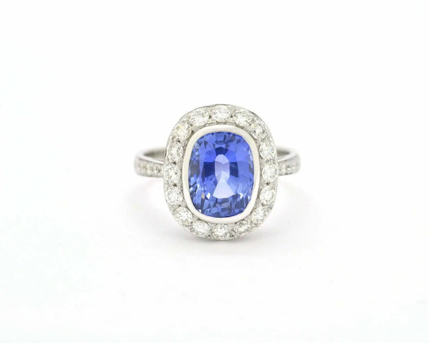 Bague Bague en or blanc avec saphir de Ceylan non chauffé de 4,36 ct et diamants 58 Facettes 10048