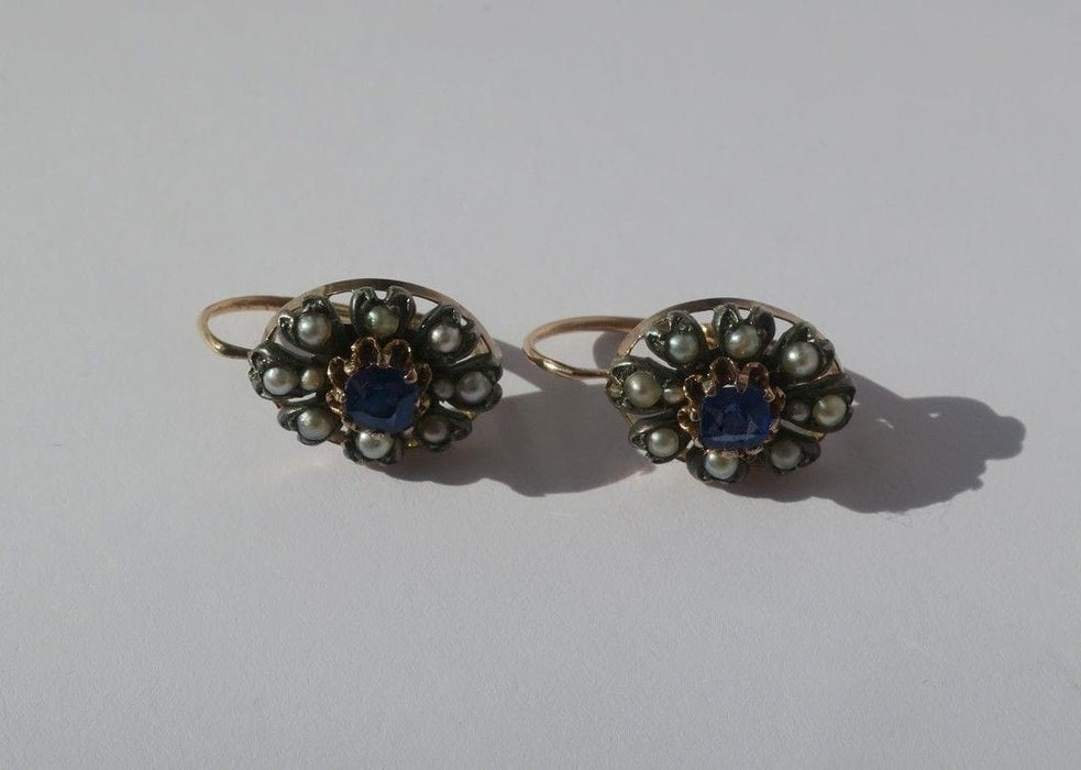 Boucles d’oreilles dormeuses marguerites saphir Verneuil perles