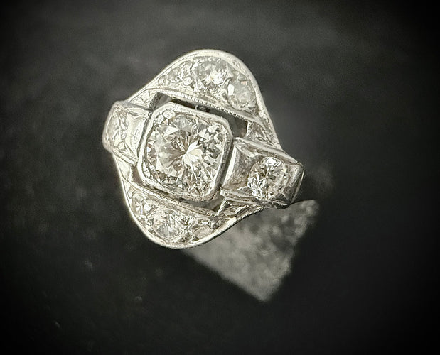 Bague 53 Bague Art Déco or blanc sertie de 0,80 carat de diamants 58 Facettes