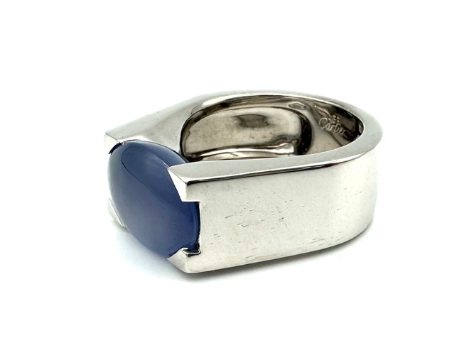 Bague 55 CARTIER. Collection "Tankissimo", bague or blanc et calécdoine 58 Facettes
