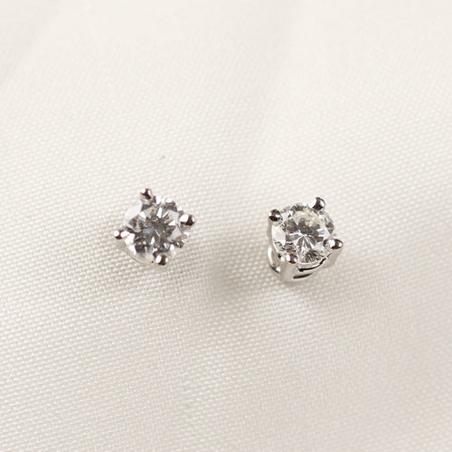 Boucles d'oreilles dormeuses en or blanc avec diamants taille brillant