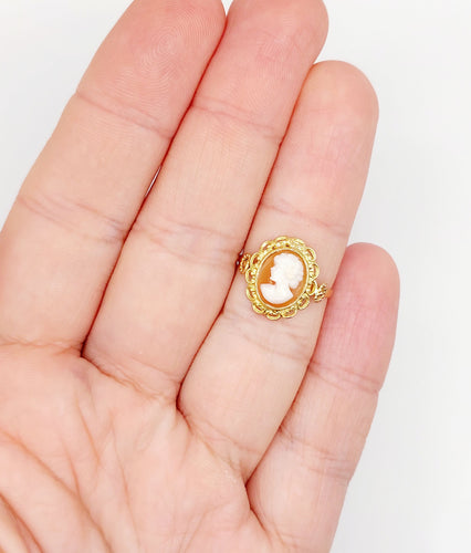 Bague 52.5 Bague vintage or jaune, camée sur coquille 58 Facettes A06091