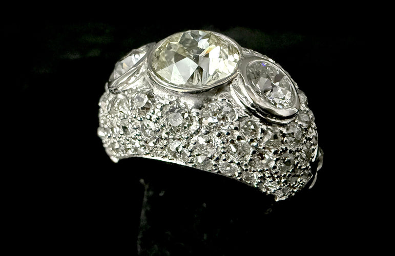 Bague 56 Bague ornée de 8,10 carats de diamants (centre 2,50 carats) 58 Facettes