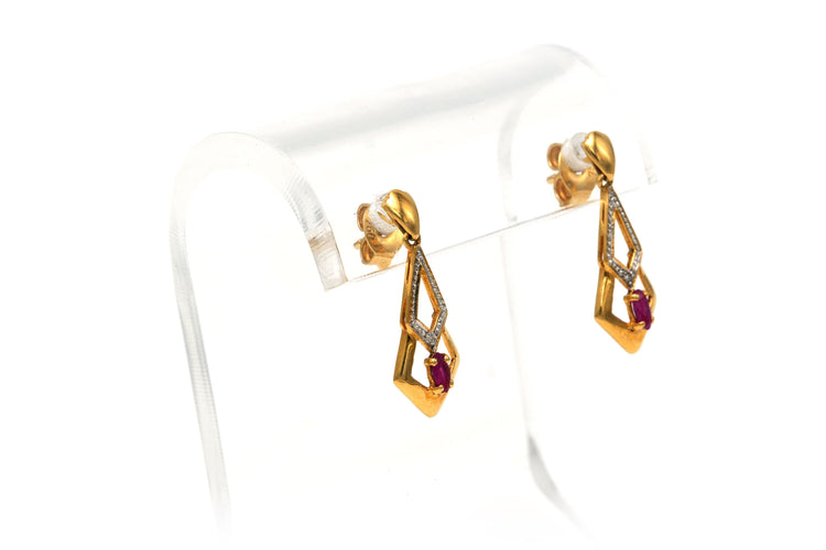 Boucles d'oreilles Boucles d'oreilles contemporaines en or jaune, serties de diamants et de rubis 58 Facettes 18367