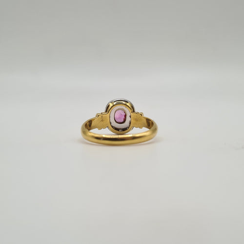 Bague 56 Bague or jaune sertie d'un rubis et diamants 58 Facettes