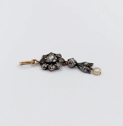 Pendentif Pendentif victorien fleur or jaune et argent, diamants taille roses sur paillon et perle (circa 1880) 58 Facettes A05643