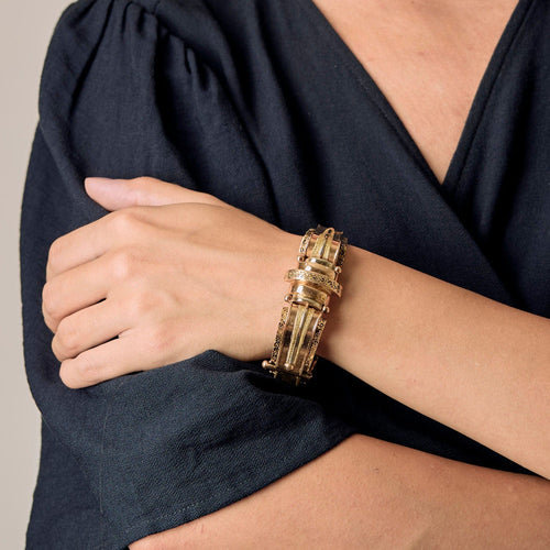 Bracelet en or jaune niellé.