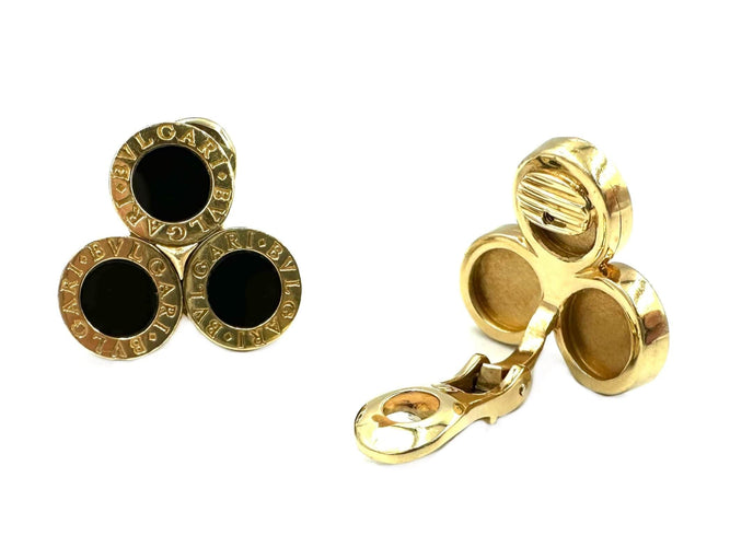 Boucles d'oreilles BVLGARI. Collection "BVLGARI-BVLGARI", boucles d'oreilles or jaune 18K et onyx 58 Facettes