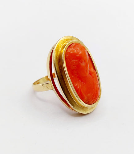 Bague 52 Bague cocktail style antique or jaune, camée sur corail jeune fille (circa 1960) 58 Facettes A06378