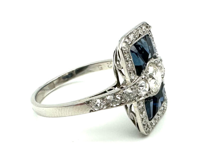 Bague Art-Déco en platine, saphirs calibrés et diamants
