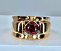 Bague 52.5 Bague Tank or jaune et platine sertie d’une pierre rouge , vers 1940 58 Facettes AB392