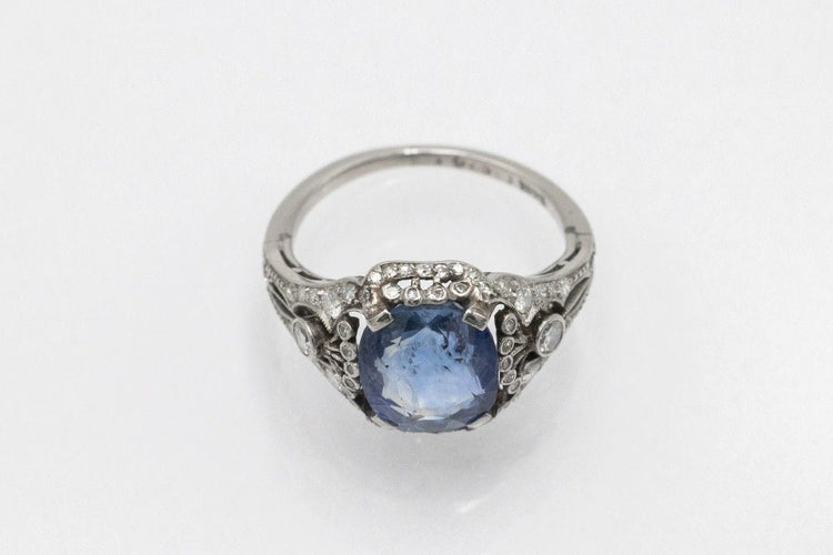 Bague Art Déco en platine ornée d'un saphir et de diamants impressionnants, années 1930.