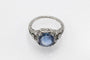 Bague Art Déco en platine ornée d'un saphir et de diamants impressionnants, années 1930.
