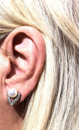 Boucles d'oreilles Boucles d’oreilles en or 18 carats, perles de culture et 14 diamants 58 Facettes AB390