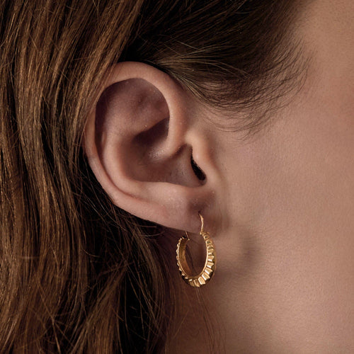 Boucles d'oreilles Créoles anciennes ciselés en or jaune. 58 Facettes