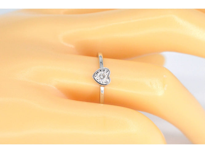 Bague Bague en or blanc avec un diamant taille brillant en forme de cœur 58 Facettes 2094