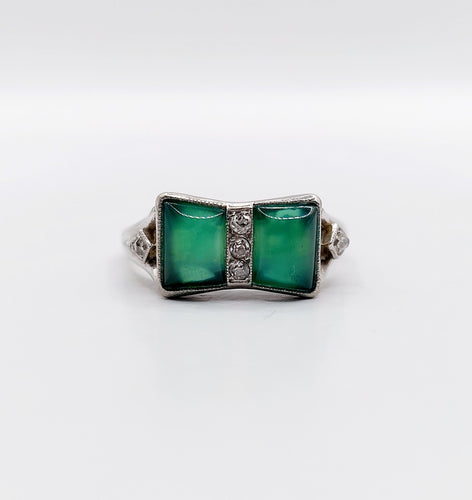 Bague 52.5 Bague tank nœud Art déco en or blanc 18k et platine, diamants et pierres vertes 58 Facettes A06581