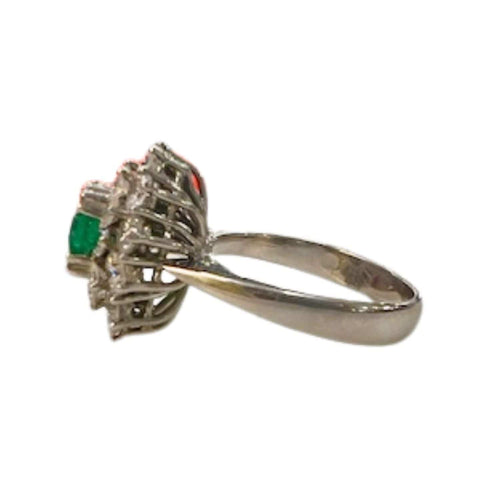 Bague 50 Bague design rétro en or blanc avec diamants et émeraudes 58 Facettes Q264B