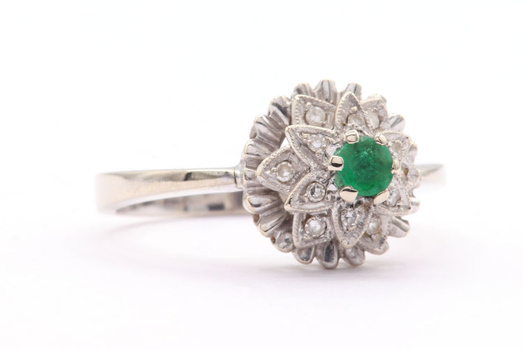 Bague 60 Bague Années 70 en or blanc sertie d'une émeraude et de diamants 58 Facettes B406