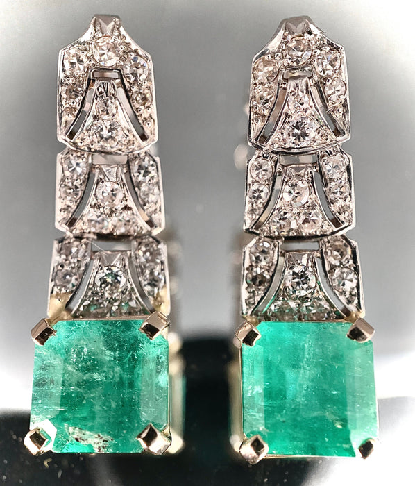 Paire de boucles d'oreilles pendantes sertie de 6 carats d'émeraudes