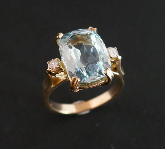 Bague Ornée d'Une Aigue Marine Et Diamants.