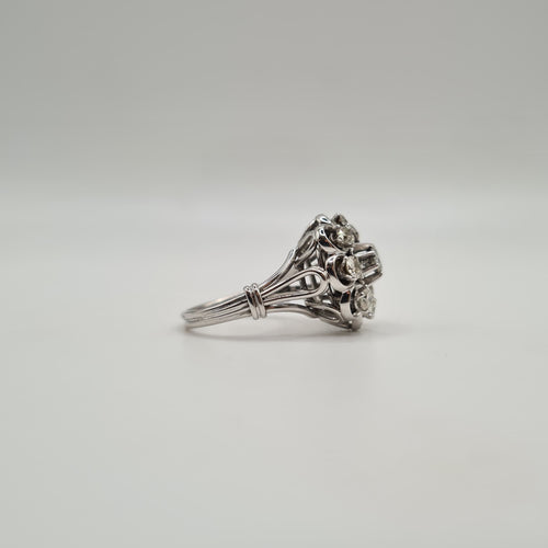 Bague 56 Bague fleur platine diamants 58 Facettes
