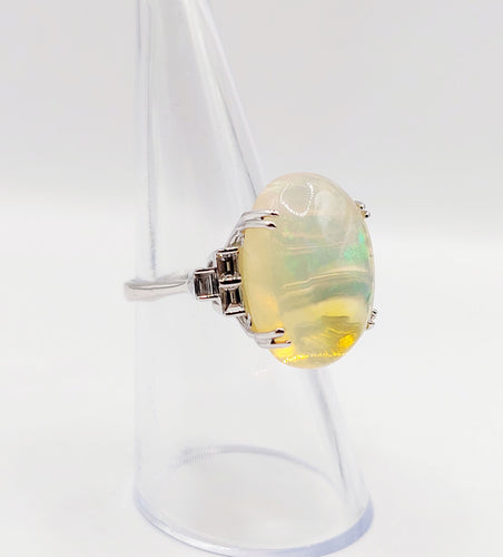 Bague cocktail vintage or blanc, opale cabochon 9,50 carats et diamants baguettes 58 Facettes A05976