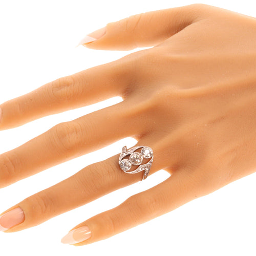 Bague 54 Bague Belle Époque aérienne en diamant, modèle trois pierres avec épaules taillées en rose 58 Facettes 25351-0042